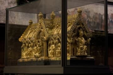 The golden Shrine of the Virgin Mary was completed in 1238 and contains the Four Great Relics of Aachen: the cloak of the Blessed Virgin; the swaddling-clothes of the Infant Jesus; the loin-cloth worn by Christ on the Cross; and the cloth on which lay the head of St. John the Baptist after his beheading. These relics are shown to the public every 7 years (next time 2014). The end gables have figures of Christ and Pope Leo III; the gables on the long sides depict the Madonna and Child (front side) and Charlemagne. The Twelve Apostles populate the rest of the long sides.