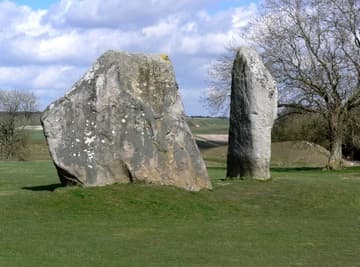 The two stones known as "the Cove" are inside the Northern Inner Circle and may have been aligned on the moon's northernmost rising point.