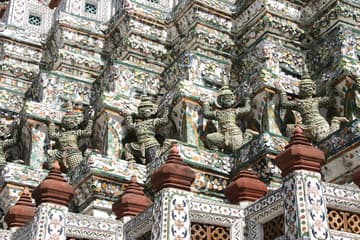 Detail of the shells and porcelain pieces that cover the central chedi of Wat Arun.