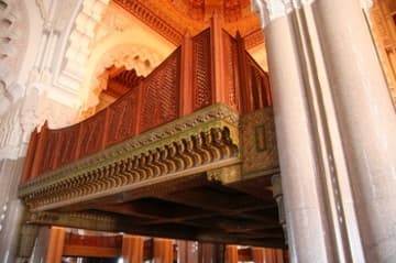 The first sight as you enter is this spectacular women's gallery.