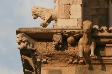 A variety of carved animals on the facade.