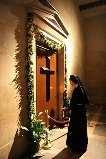 Prayer at the tomb of Padre Pio, before his exhumation in April 2008.