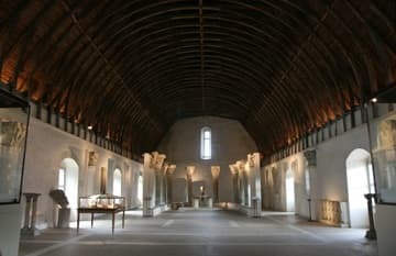 Late 13th-century Gothic flour store or granary at the southeast corner of the abbey complex. It is now a museum displaying artifacts and models of Cluny Abbey. The beautiful oak-and-chestnut timber roof is original (c.1275), needing only very light restoration in the early 20th century.