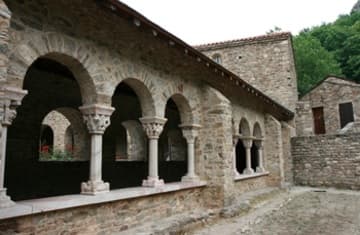 South gallery, with outward-facing columns and capitals.