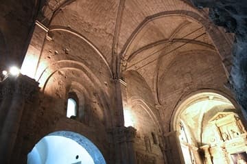 Gothic vault of the Angevin nave (13th century) outside the grotto.
