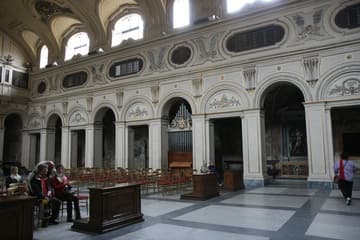 19th-century piers of the south aisle, covering the ancient columns.