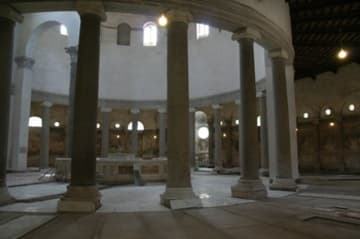 The innermost colonnade and altar, as viewed from the entrance.