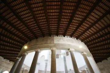 Upper interior colonnade and vault.