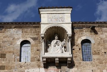 Ciborium and statue (15th century) high on the south wall depicting Anagni native Pope Boniface VIII. Cattedrale di Santa Maria (1079-1104), Anagni, Lazio, Italy.