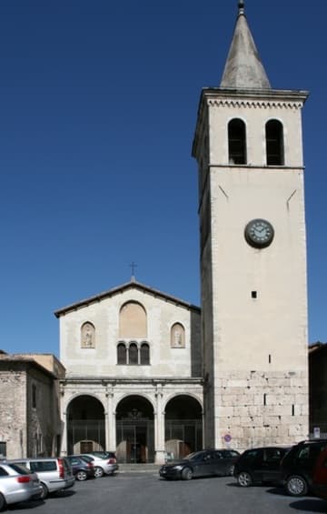 Romanesque facade and Paleochristian-to-Renaissance tower.