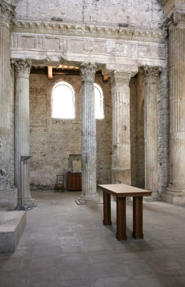 Corinthian columns and entablature in the presbytery.
