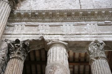 Detail of Corinthian capitals.