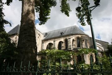 Flying buttresses on the southeast exterior.
