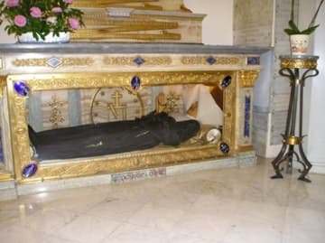 Body of St. Catherine Laboure (d.1876) in the chapel.