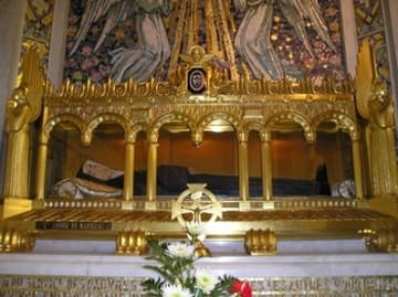 Tomb of St. Louise de Marillac in the chapel.