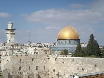 The Dome of the Rock and Al-Aqsa Mosque minaret above the Western Wall.