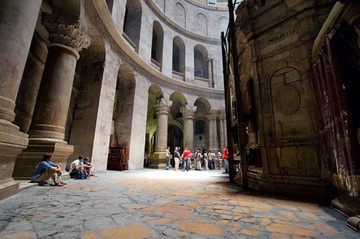 The ambulatory to the northwest of the central edicule (Sepulchre) in the Rotunda. The sunlight comes from an oculus in the large dome above the edicule.