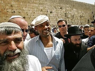Will Smith visits the Western Wall, April 13, 2006. Image