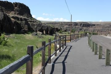 The Temani Pesh-Wa Trail, with petroglyphs displayed on left.