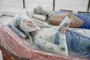 Polychrome effigy tomb of Eleanor of Aquitaine (d. 1204), the queen of Henry II Plantagenet (d. 1189), King of England and Count of Anjou. Nave of the abbey church, Abbey of Fontevraud, Loire Valley, France.