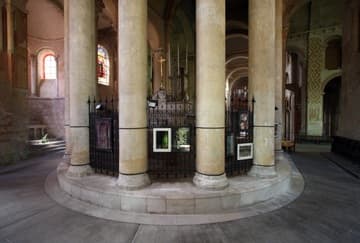 Ambulatory in the east end.