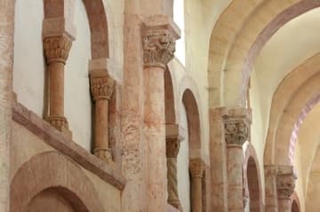 Colonnade on the south side of the nave, decorated with carved capitals.