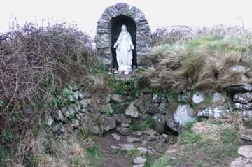 Niche with statue of St. Non overlooking the well.