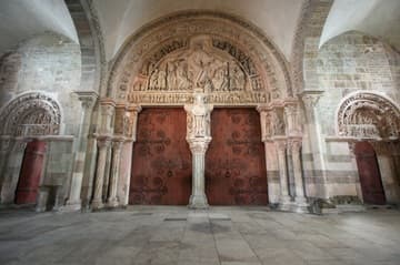 Three portals with their Romanesque sculptured tympana in the narthex (1140-50).