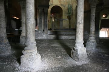 View into the short nave and choir from the ambulatory. The entrance can be seen on the right.