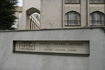 Sign near the entrance to the courtyard.