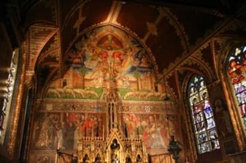 The colorful upper chapel.