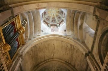 Romanesque vault and interior of the 1425 cupola.