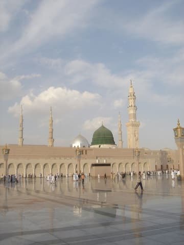The green Dome of the Prophet marks the tomb.