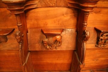 Misericord featuring a lion.