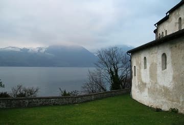The Schlosskirche is picturesquely situtated on Lake Thun.
