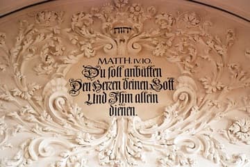 Baroque decoration with German verse and the name of God in Hebrew.