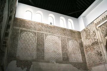 Wall of the prayer hall, with Mudejar stucco decoration and Hebrew inscriptions. Sinagoga de Cordoba, 1350. Jewish Quarter, Cordoba, Andalusia, Spain.
