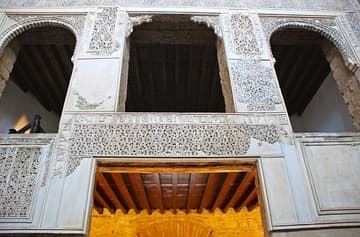 Detail of Mudejar stucco decoration and Hebrew inscriptions. Sinagoga de Cordoba, 1350. Jewish Quarter, Cordoba, Andalusia, Spain.