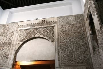 Wall of the prayer hall, with Mudejar stucco decoration and Hebrew inscriptions. Sinagoga de Cordoba, 1350. Jewish Quarter, Cordoba, Andalusia, Spain.
