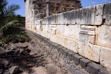 Underneath the "white synagogue" are foundations in local black basalt stone, which excavators believe to belong to the "Synagogue of Jesus" - the synagogue that was in operation when Jesus taught there in the 1st century.