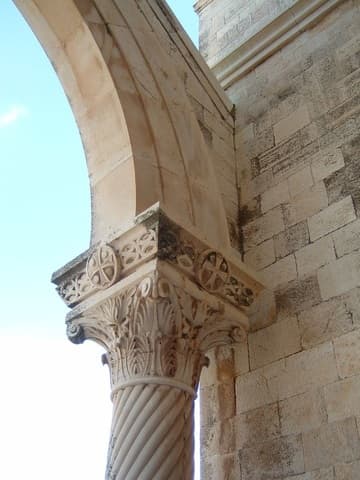 Carved capital (from 1924) on the arch of the Church of the Transfiguration.
