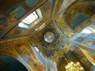 View of the high ceilings and a dome.