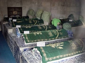 Tombs of Seljuk sultans.