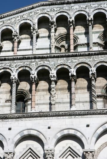 Detail of colonnettes and inlaid marble on the facade.