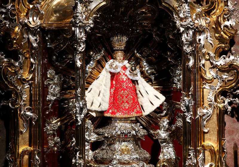 English:  The original statue 19-inch (48 cm) high, wooden and coated wax statue of the Infant Jesus of Prague given by Princess Polyxena von Lobkowicz (1566–1642) to the Discalced Carmelites in 1628