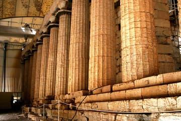 This temple is located at 1100 m above the sea level in a remote valley SE of Olympia. It seems it was rediscovered in the XVIIIth century thanks in part to the description provided by Pausanias, the greek traveller and geographer of the 2nd century AD.