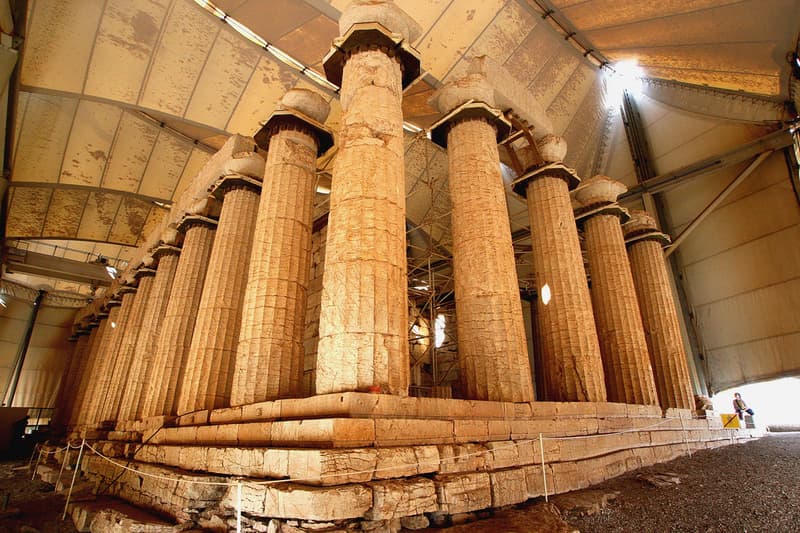 This temple is located at 1100 m above the sea level in a remote valley SE of Olympia. It seems it was rediscovered in the XVIIIth century thanks in part to the description provided by Pausanias, the greek traveller and geographer of the 2nd century AD.