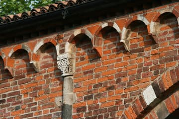 These little arches, called "Lombard bands," originated here in Lombardy.