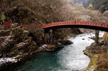 Vermilion lacquered sacred bridge; the beautiful Shinkyo is worth enough to decorate the entrance of sanctuary Nikko. In addition, Shinkyo was registered as the World Heritage in December 1999. (from official site)  世界遺産の神橋。人渡ってないスキに撮影。
どう撮ったらいいか迷いまくりましたが、今回の中では一番しっくりくるアングルで撮れました。絵的には無難で面白みはないですが。。