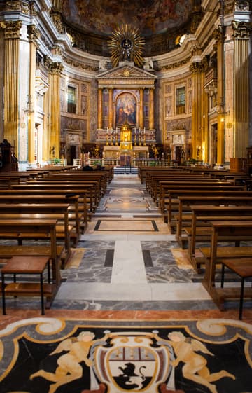 Interior view looking east to the altar. Il Gesu, the mother church of the Jesuits, 16th century. Rome, Italy.
